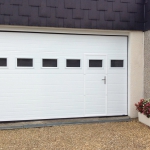 porte-de-garage-tablier-rainure1_pg-rainuree-blanche-portillon.jpg